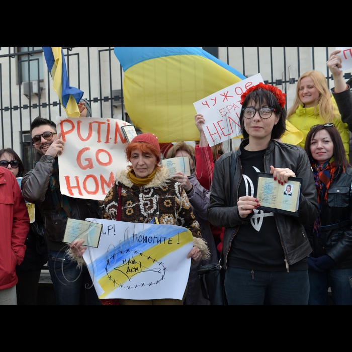 Київ. Біля Посольства РФ у Києві кримчани, які проживають у Києві, провели пікет “Не віддамо НАШ Крим Росії”  з вимогою скасувати референдум в Криму та вивести з Криму російські війська.  
